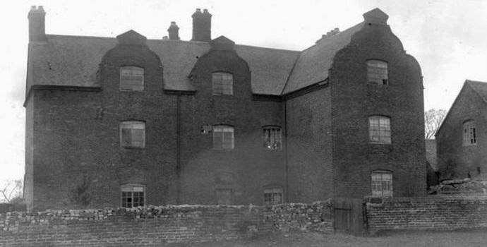 Ja hiiltyneen englantilaisen palvelijan haamu ilmestyi ...