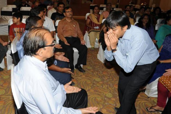 Intialainen mies parantaa liikalihavuutta ja syöpää