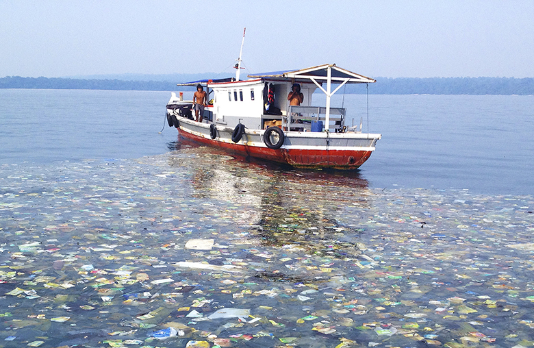 Intialaiset kalastajat muuttavat valtameren muovista suuriksi teiksi