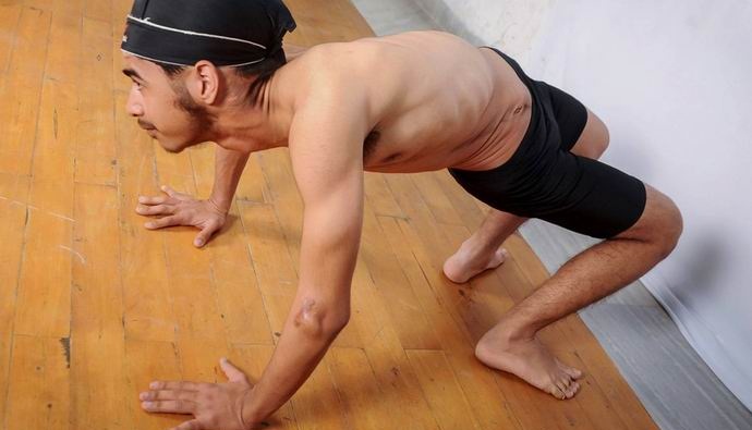 Intialainen teini-ikäinen iski Internetiin vartaloaan joustavasti