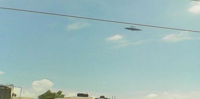 Intialainen poika onnekkaasti valokuvannut lentävän lautanen