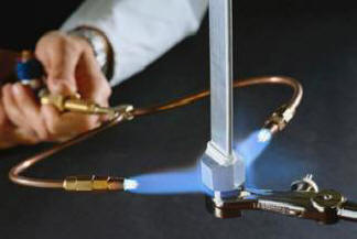 Innovatiivinen laite muuttaa veden tulipaloksi. Video