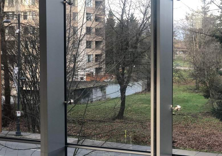 Brittiläinen valokuvai mielenkiintoisen optisen illuusion ikkunasta