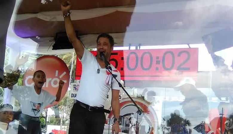 Esittäjä lauloi kappaleita sata tuntia, mutta ei koskaan asettanut ennätystä