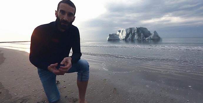 Italialainen elää sulavan jäävuoreen vuoden ajan