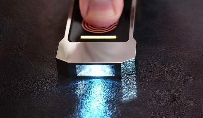 Keksitty pitkäikäinen taskulamppu ilman akkua