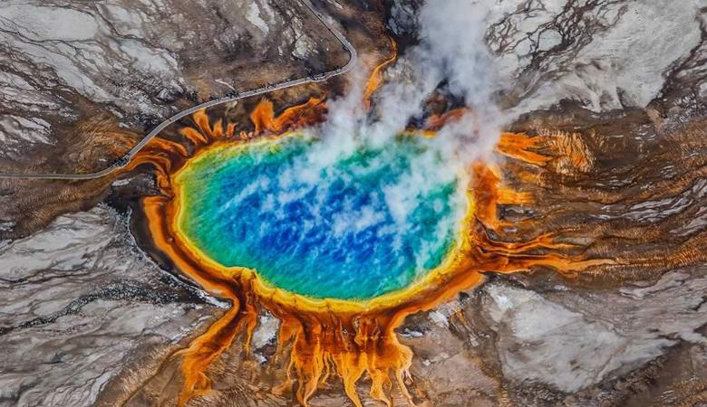 Yellowstone Super Volcano polttaa vähitellen puita ympärillään.