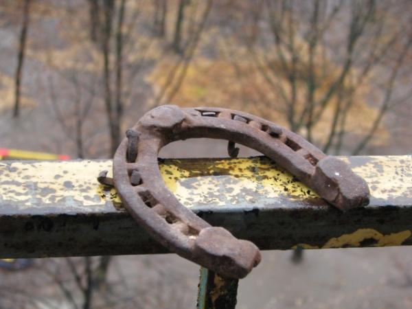 hevosenkenkä kuistilla 