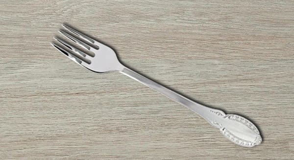 omen haarukka putosi lattialle 