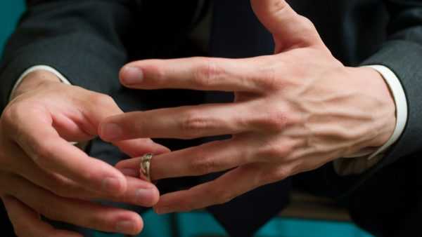 Ota vihkisormus pois 