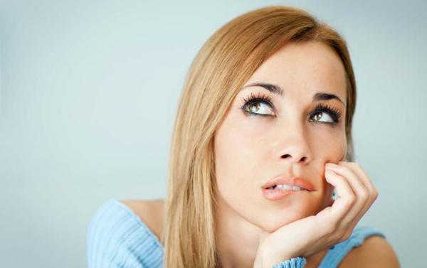 Miksi oikea poski kutisi 