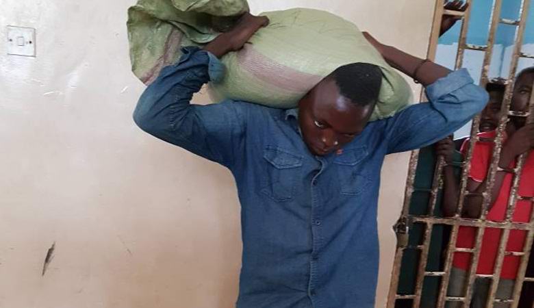 Mieseltä mystisesti varastettu säkki maissi