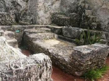 Ilmassa kelluvat kiviplokit