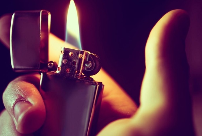 Kiinalainen mies, joka söi savukkeensytyttimen, melkein räjähti