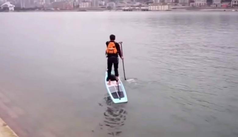 Kiinalainen mies välttää ruuhkia hyvin epätavallisella tavalla.