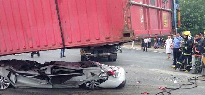 Kiinalaiset selvisivät sen jälkeen kun heidän autonsa murskattiin kakkuksi