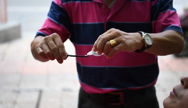 Kiinalainen kampaaja ajoi onnistuneesti asiakkaiden silmät