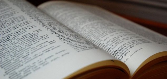 Kiinalainen nainen muisti englanti-kiina-sanakirjasta 220 tuhatta sanaa