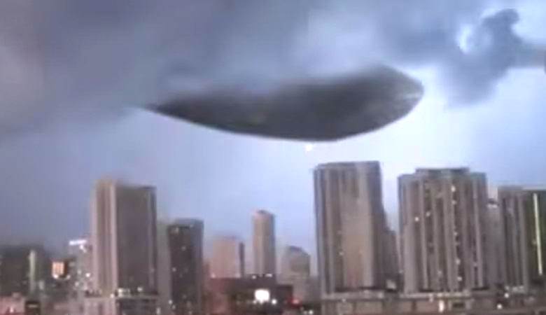 USA: n yläpuolella olevan taivaan valtava UFO lähetti valaisevat pallot alas