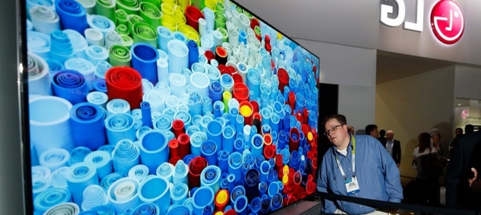 Korealaiset näyttivät erittäin ohutta televisiota