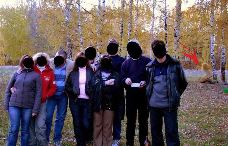 Kostroma keskustelee valokuvan kadonneen tytön haamun kanssa