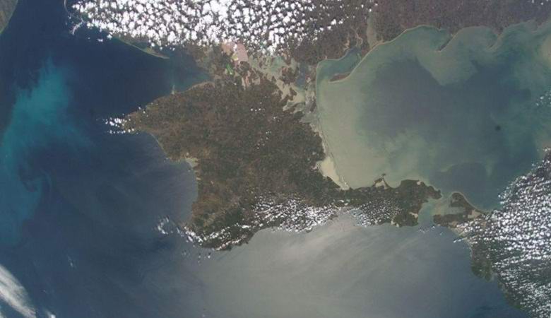 Krimi purjehti hitaasti mutta armottomasti manner-Venäjälle