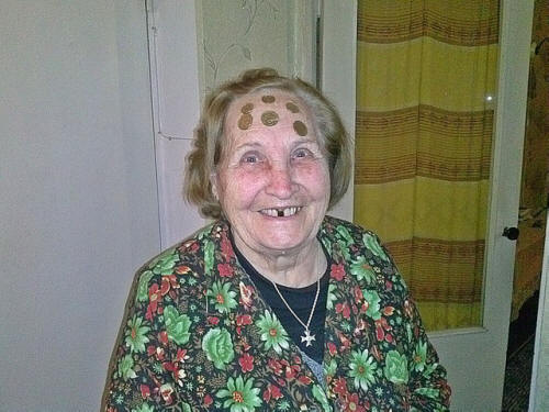 Krimin ihme isoäiti houkuttelee silityksiä, lusikoita ja kesyttää haamuja