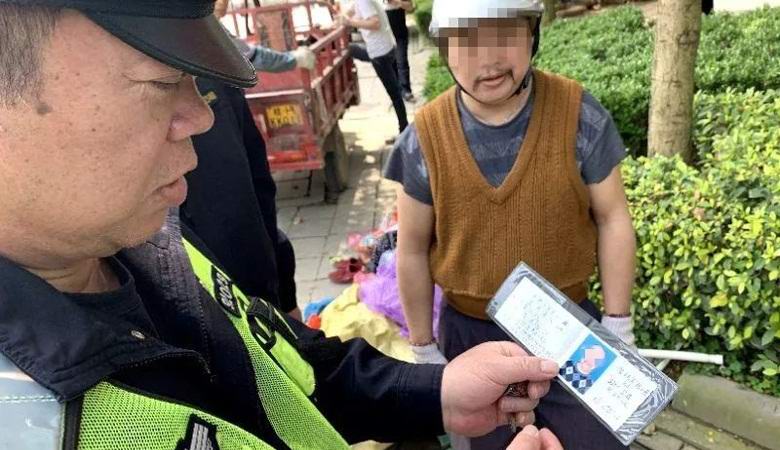 Laiska kiinalainen mies ajoi moottoripyörällä käsin piirrettyjen oikeuksien kanssa