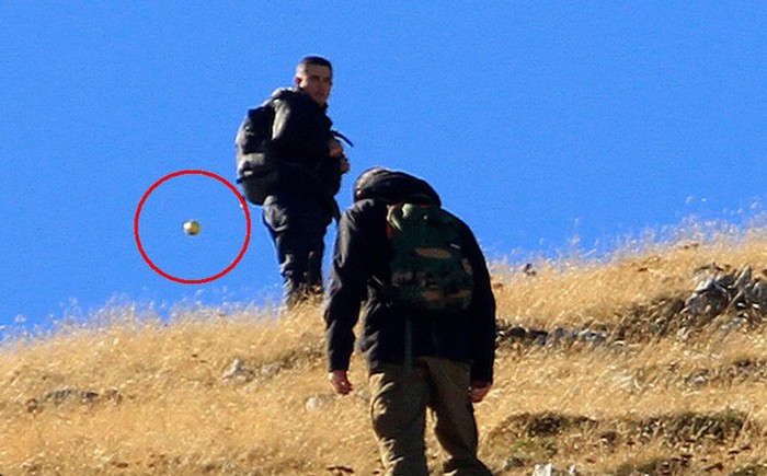 Ulkomaalaisten matkailijoiden uteliaisuus tai turvaverkko?