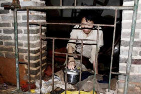 12 vuotta rakastava aviomies pitää vaimonsa ostettuna häkissä