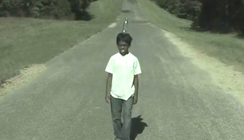 Poika, jolla oli pullo päässä, joka teki ihmeitä