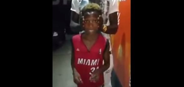 Poika osaa kääntää päätään 180 astetta