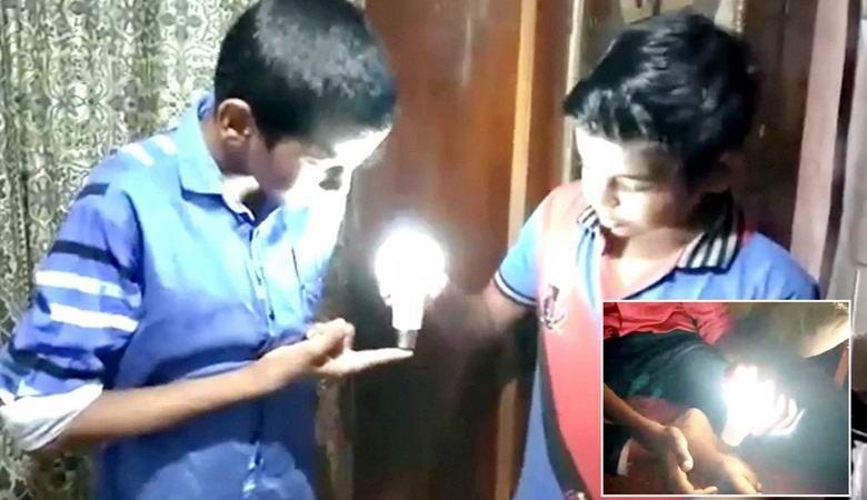 Poika syttyy LED-lamput yhdellä kädellä