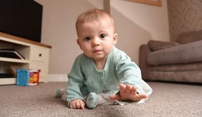 Pieni tyttö katselee haamua hämmästyttävässä videossa