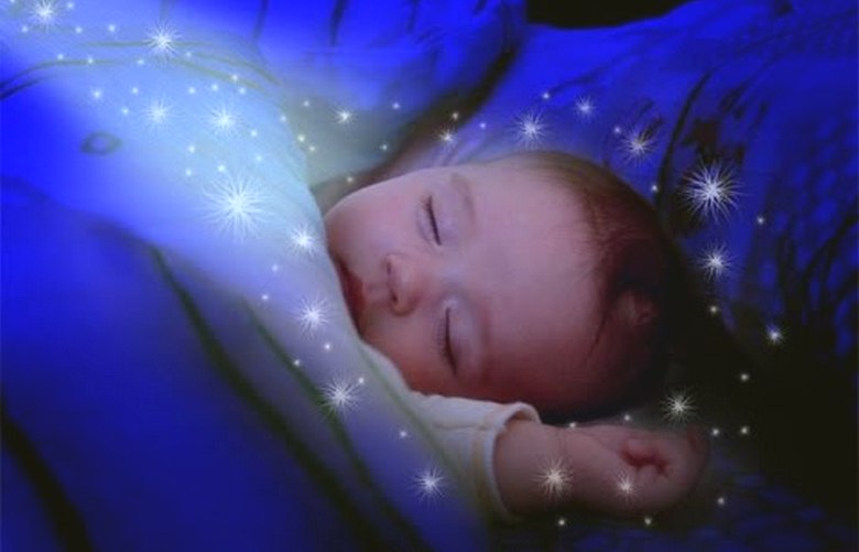 Poika nostaa omituisesti kätensä unessa ja huvittaa vanhempiaan tällä