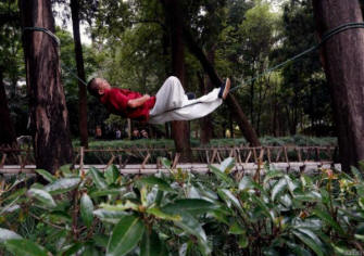 Kung fu-mestari voi nukkua makuulla köydellä.