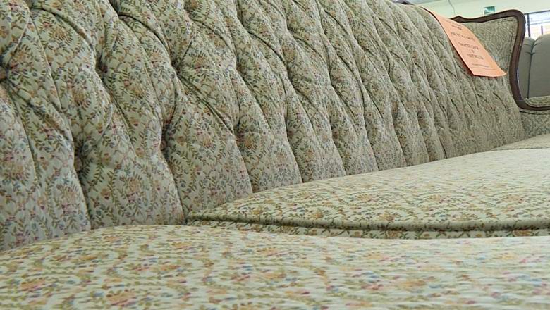 Huonekaluliike ei halua myydä aavisohvaa