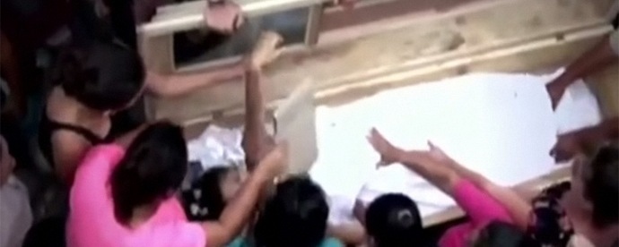 Kuollut tyttö heräsi yhtäkkiä hautajaisiin