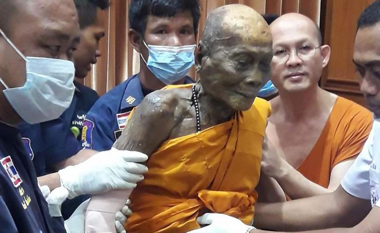 Kuollut buddhalainen munkki hymyili arkussa