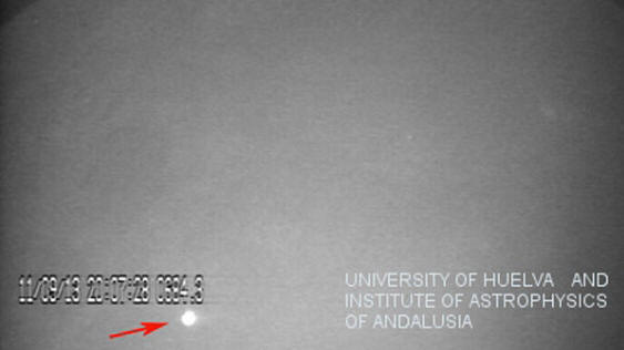 Salama meteoriitin pudotuksen aikana Pilvimeressä kuuhun 11. syyskuuta 2013