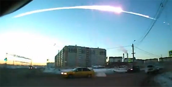 Silminnäkijät puhuvat tulipalloista, jotka jättivät jälkiä taivaalle