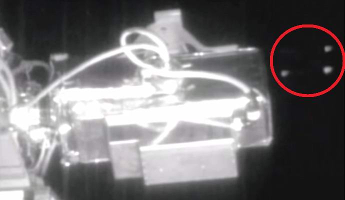 Viisi UFOa välähti ISS: n ohi