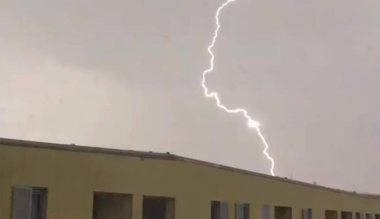 Salama osui salaperäiseen kolmionmuotoiseen UFO: hon