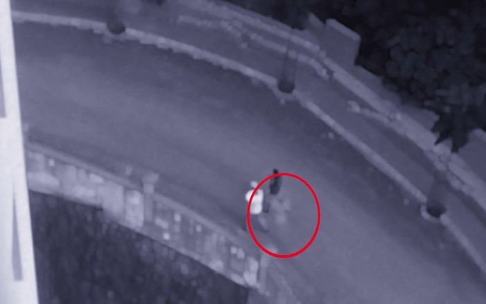 Pakko kummittelee nuorta paria