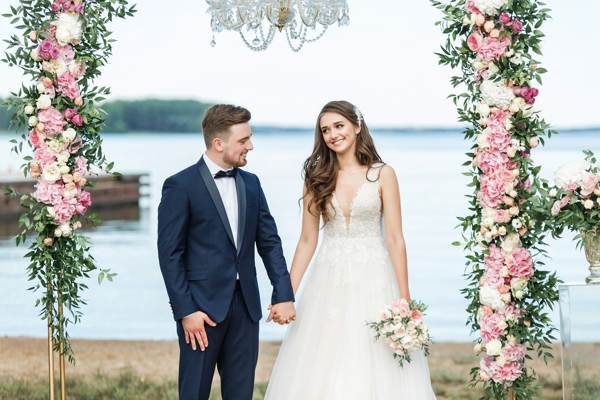 voinko myydä hääpuvuni 