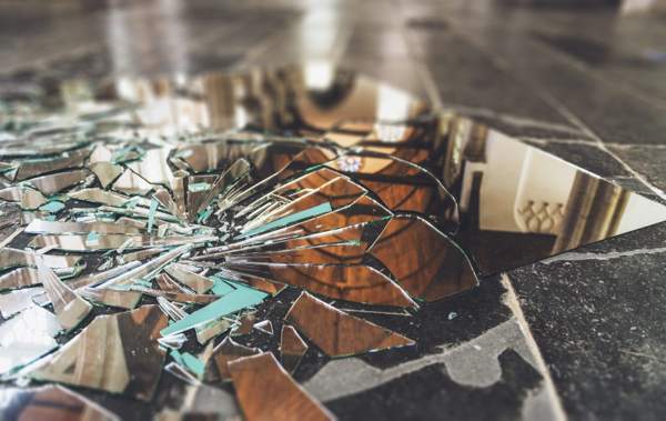 mitä tapahtuu, jos katsot rikkoutuneeseen peiliin 