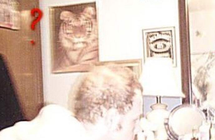 Mies löysi haamun lasista vanhasta valokuvasta