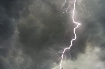 Mies selvisi kahden voimakkaan salamaniskujen jälkeen