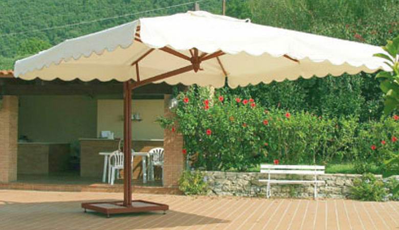 Mies lensi ilmaan kadunvarjolla