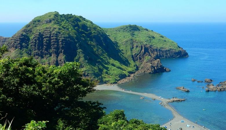 Haamuvene, jossa oli viisi ihmisen luurankoa, heitettiin rantaan